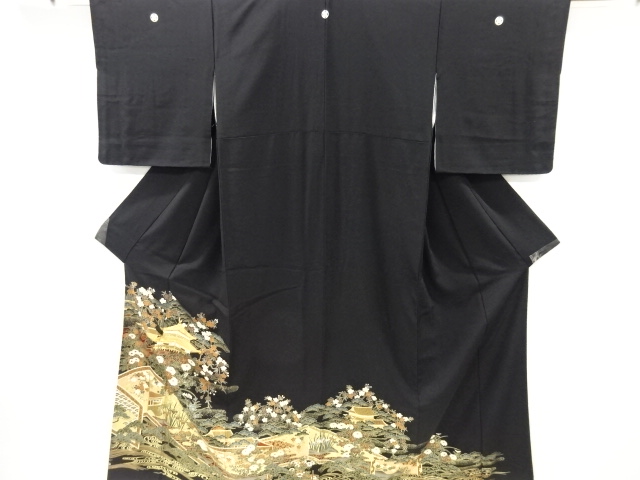 リサイクル　金彩寺院に草花模様刺繍留袖(比翼付)